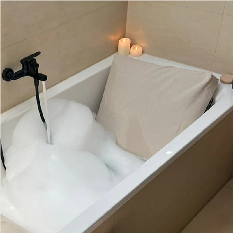 BADESOFA Rückenkissen Beige in einem Schaumbad – Wellnessgefühl für moderne Badezimmerwelten.